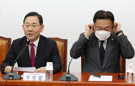 주호영 국민의힘 원내대표가 21일 비상대책위원회의에서 발언하고 있다. 오른쪽은 정진석 비상대책위원장. 연합뉴스